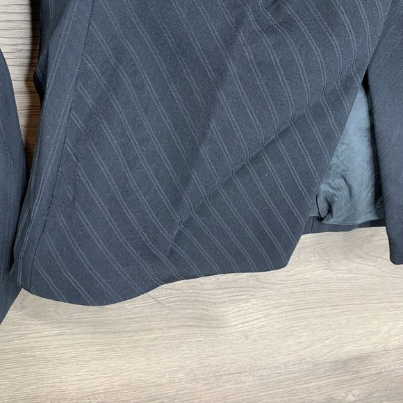 Giorgio Armani Borgo 21 Womans 40 Black Jacket pinstripes missing cuff buttons - Picture 4 of 12